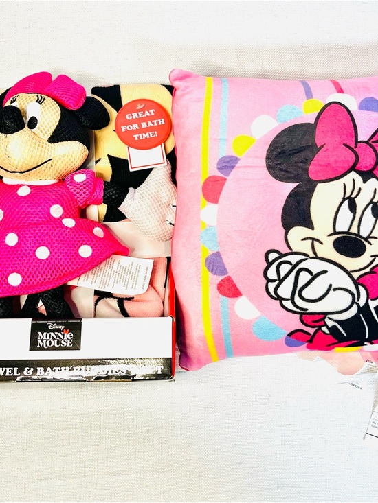 Disney Minnie Mouse Bath Towel and Bath Buddies Set with Minnie Mouse Pillow - Picture 7 of 7